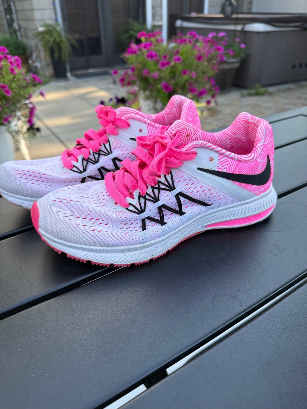Nike Women’s White and Hot Pink Athletic Running Shoes - Picture 2 of 7